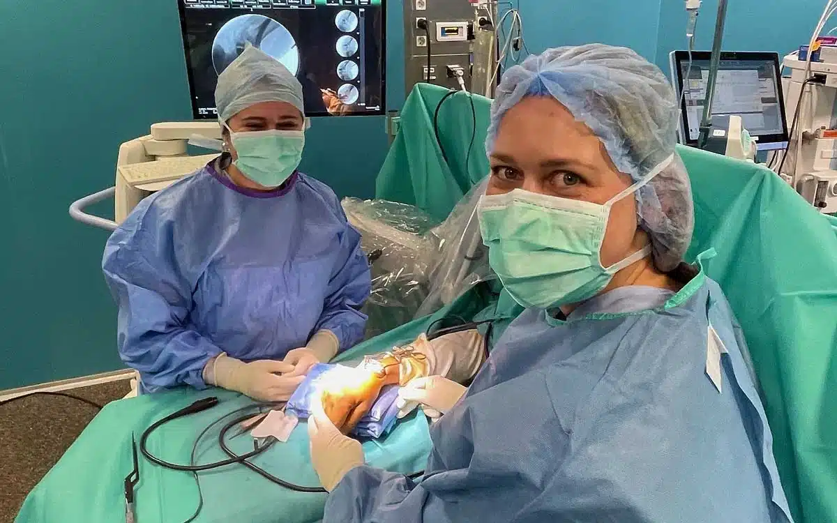 Dr Valérie MATTER-PARRAT et Dr Sarah EL HAJJAR au bloc opératoire de l'IM2S Monaco